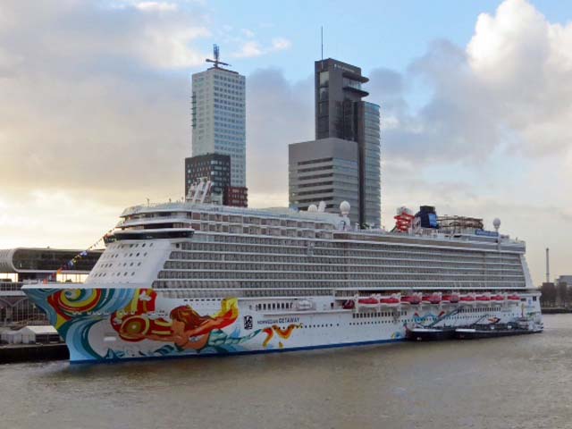 Cruiseschip ms Norwegian Getaway van Norwegian Cruise Lines aan de Cruise Terminal Rotterdam